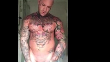 Ragazzo tatuato e cazzo enorme 3