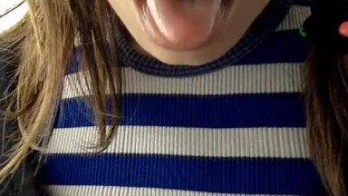 Divertimento del soldato con la ragazza francese Liloo in webcam
