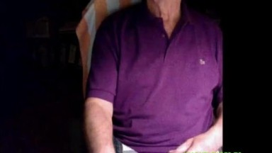Il nonno si accarezza il suo piccolo cazzo