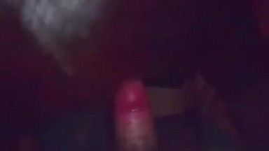 Travestito asiatico amatoriale succhia il cazzo