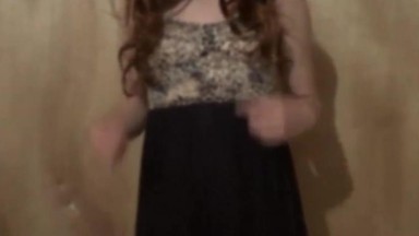 Twink Crossdresser si spoglia in abito e mutandine