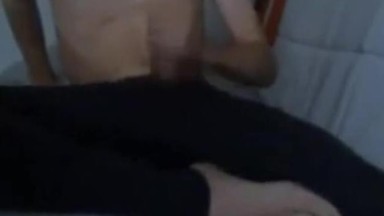 Ragazzi amatoriali diciannovenni si masturbano e vengono in webcam