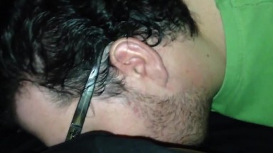 Ragazzo paffuto fa un pompino in un teatro per adulti