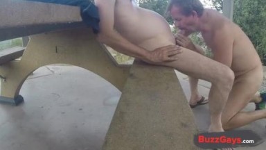Divertimento all'aria aperta con un amico
