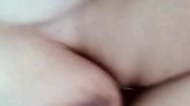 La MILF portoricana dai grossi seni si masturba come cameriera