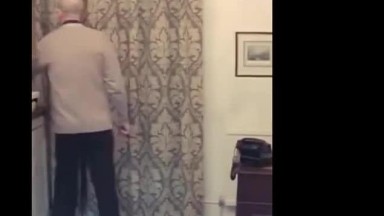 Papà preside punisce un ragazzo che fuma