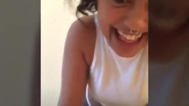 Ragazza amatoriale con grandi capezzoli in un video hardcore fatto in casa