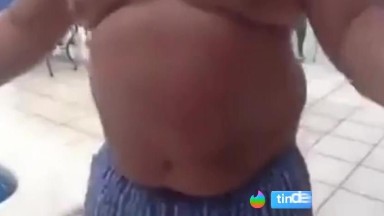 Papà latino grasso si spoglia all'aperto con il suo orso