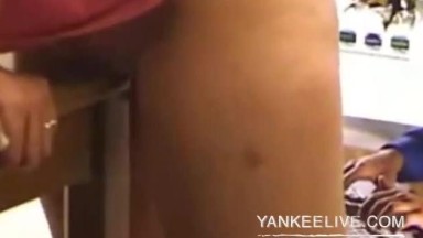 La ragazza prova l'anale con un dildo