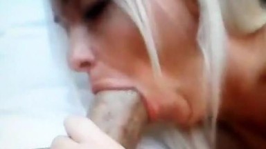 Bionda amatoriale succhia un grosso cazzo!