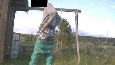 Il ragazzo di Copenhagen gioca con un grosso cazzo e un dildo