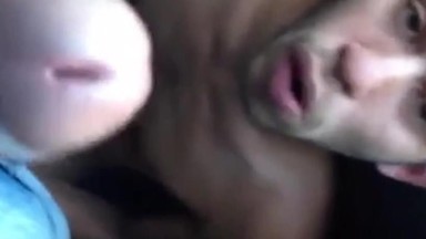 Bukkake in faccia per l'uomo amatoriale arrapato