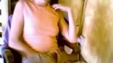 La ragazza in webcam ha un orgasmo mentre chatta