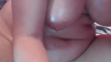 Spettacolo in webcam impertinente di una spessa ragazza araba