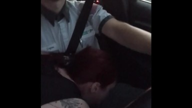 Ragazza rossa divora il cazzo in Audi Ride