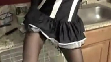 Sissy parla sporco e fa un pompino a un grosso cazzo