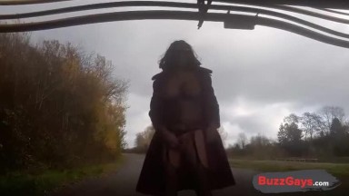 Avventura di masturbazione all'aperto tra travestiti