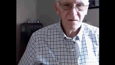 Il nonno si spoglia e si accarezza
