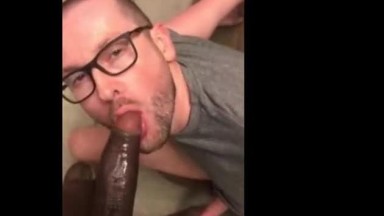 Ragazzo nero scopa la bocca di un ragazzo bianco con un grosso cazzo
