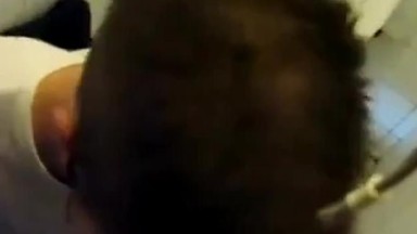 Un ragazzo affamato di sperma riceve un gustoso spuntino in un bagno pubblico