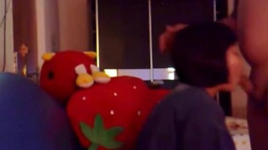 Ragazza asiatica succhia e scopa alla pecorina