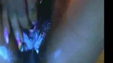 Ebano schizza con un vibratore in webcam
