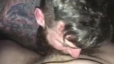 Papà tatuato mostra le sue incredibili abilità di pompino