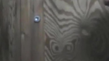 Fusto nero succhia un grosso cazzo attraverso il Glory Hole