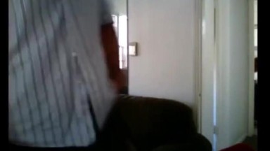 Il vecchio succhia il grosso cazzo di un giovane