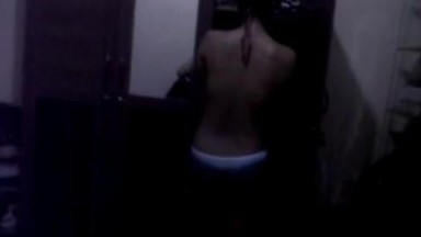 Ragazza indonesiana ripresa dalla telecamera