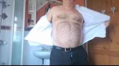 Papà mi sculaccia il sedere nudo