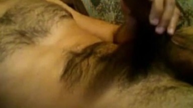 Latino non tagliato gioca con il suo grosso cazzo e viene dentro il suo prepuzio