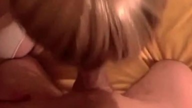 Ragazza succhia e ingoia - Video amatoriale di pompini