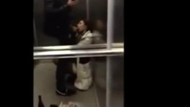 Avventura in ascensore per una coppia amatoriale