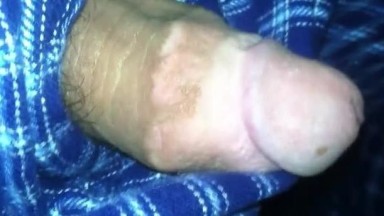 Il cazzo enorme di Hunk esce dal pigiama - Sorpresa per un ragazzo amatoriale!