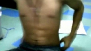 Ragazzo tailandese sega e spara in webcam
