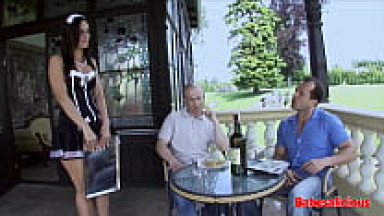 Donna delle pulizie gode con una doppia penetrazione