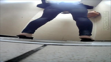 Ragazza mora in jeans piscia nella turca