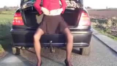 La mia ragazza magra e stravagante cavalca il gancio di traino della mia macchina