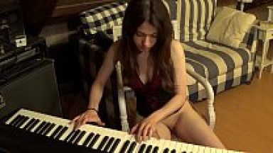 Distrae la sua ragazza dalle prove di pianoforte per un po' di sesso lesbico bollente