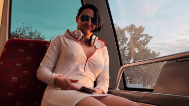 MILF sconosciuta mostra la gonna e scopa un giovane uomo sul treno