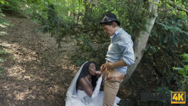 Una fantastica ragazza nera vestita da sposa fa sesso appassionato con il suo amante nel bosco