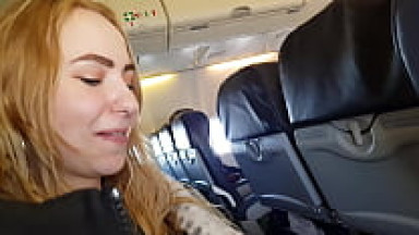 Masturbazione e pompino su un aereo