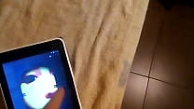 Sborrando guardando lei sul cellulare