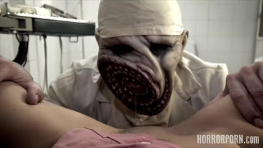Cosplay porno horror con una milf formosa e un dentista pervertito