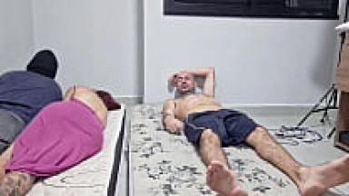 Esposa trai marido pelas costas com amigo de quarto!