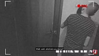 La moglie tradisce il marito mentre lui è sotto la doccia