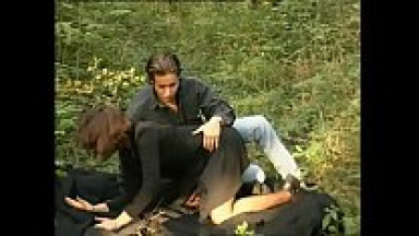 Moglie tradisce il marito nel bosco