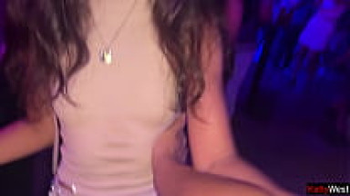 Scopata carina in tutti i buchi nel bagno di una discoteca