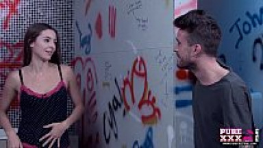 Un'adolescente innocente viene scopata in bagno